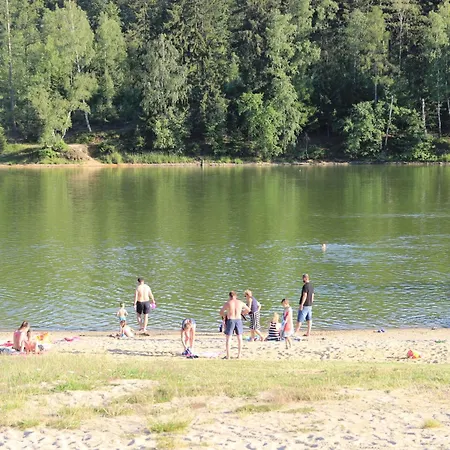 Nad Jeziorem W Karlowicach Chata