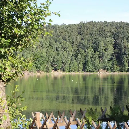 Nad Jeziorem W Karlowicach 롯지 *