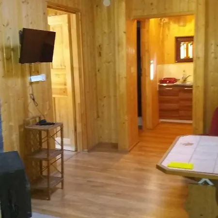 Nad Jeziorem W Karlowicach Chata