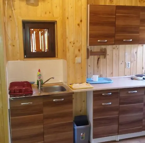 Nad Jeziorem W Karlowicach Lodge *